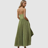 Adéla - Moderne Eleganz mit freiem Rücken