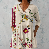 Clara | Lange Bluse aus Leinen mit folkloristischem Blumenmuster und verzierten Saum