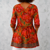 Marion | Lange Bluse aus Leinen mit großen folkloristischen Blumen und gewebtem Saum