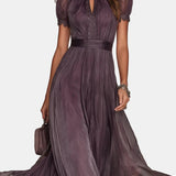 Flavia – Langes lila Kleid mit Ausschnitt und Spitzenverzierung
