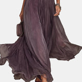 Flavia – Langes lila Kleid mit Ausschnitt und Spitzenverzierung