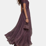 Flavia – Langes lila Kleid mit Ausschnitt und Spitzenverzierung