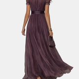 Flavia – Langes lila Kleid mit Ausschnitt und Spitzenverzierung