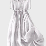 Klassisches Kleid mit Knöpfen